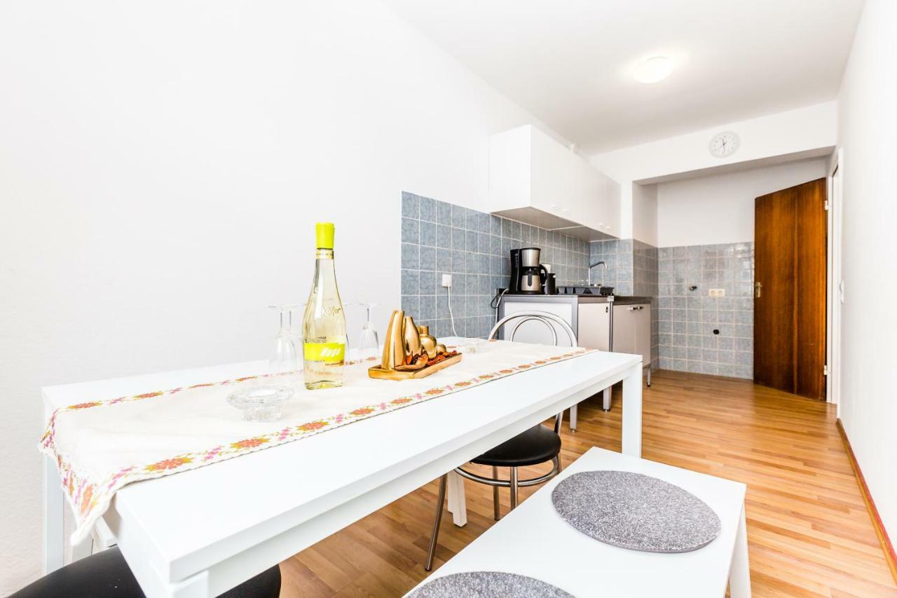 Workers Apartment Am Wiener Platz Cologne Extérieur photo